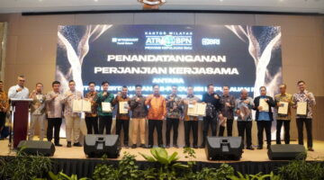 MOU-Kepala Kantor Wilayah (Kanwil) BPN Kepri, Nurus Sholichin, foto bersama seluruh Kepala Kantor Pertanahan se-Provinsi Kepulauan Riau dan para Pimpinan Cabang BRI, usai penandatanganan Perjanjian Kerja Sama (PKS). (Foto Humas).